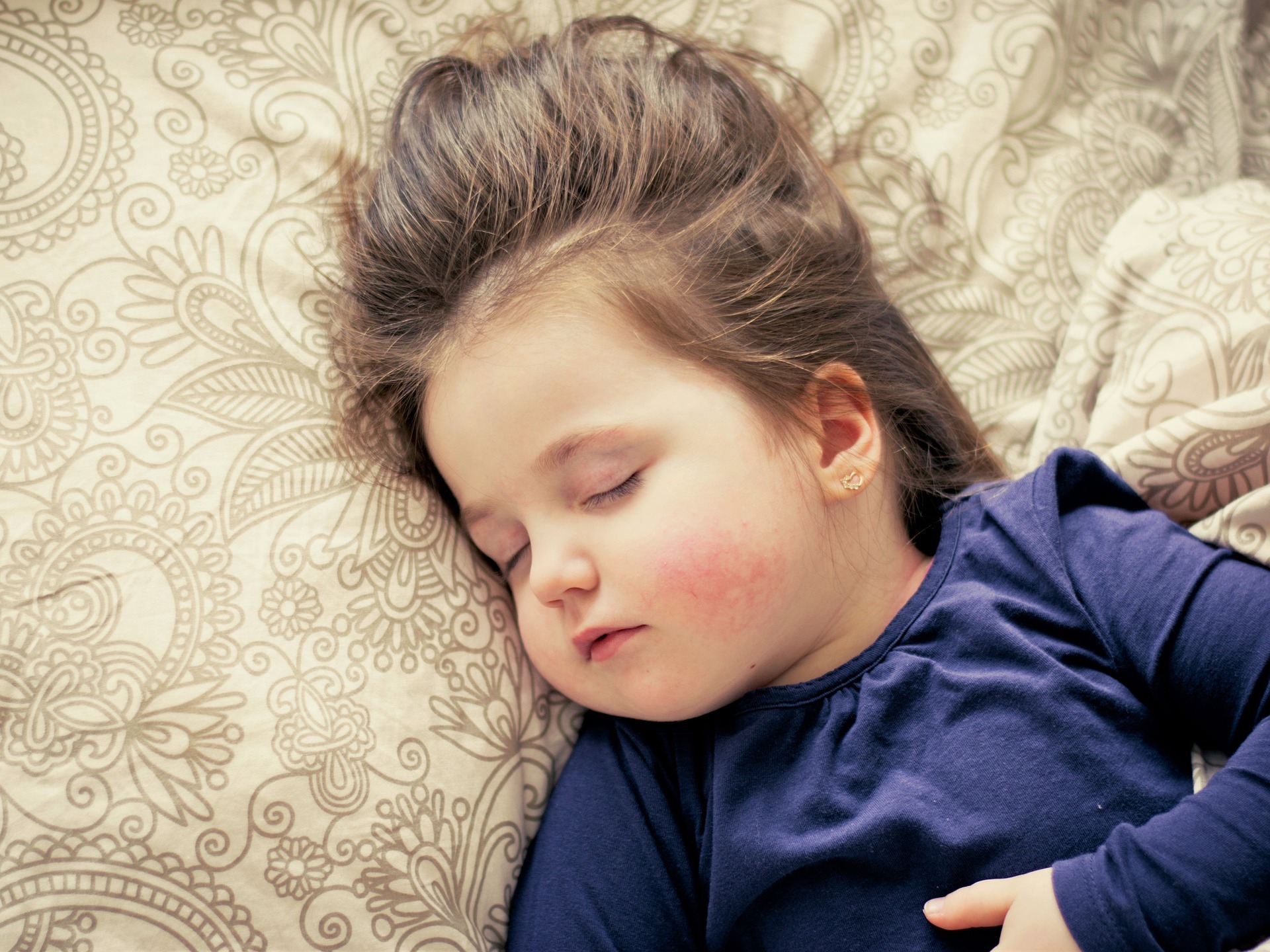 Wie Kinder richtig schlafen lernen auf koerperfett-analyse.de